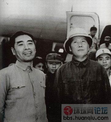 周恩来陪同毛泽东到重庆同国民党谈判.jpg