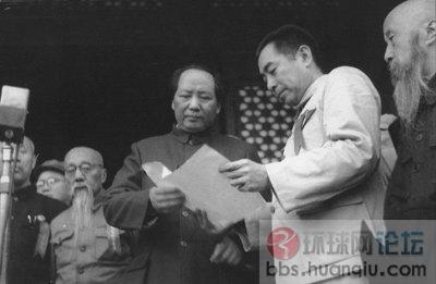 开国大典 周恩来和毛泽东等在天安门城楼上.jpg