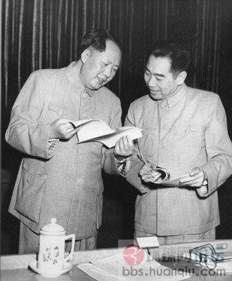 周恩来和毛泽东在中央人民政府委员会的会议上.jpg