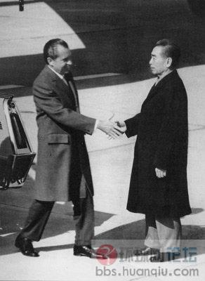 周恩来在机场迎接美国总统尼克松.jpg