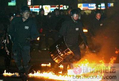 “战斗”中的警察,严阵以待.jpg