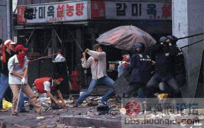被民众围殴的警察.jpg