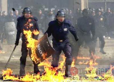 被烧的警察.jpg
