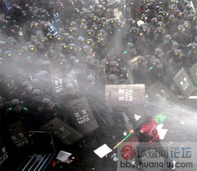 毫不退缩的示威民众.jpg