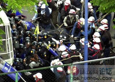 警察被打得抱头.jpg