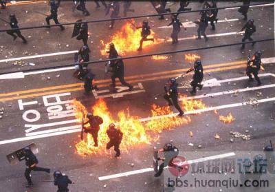 警方刚刚占据优势的街头.jpg