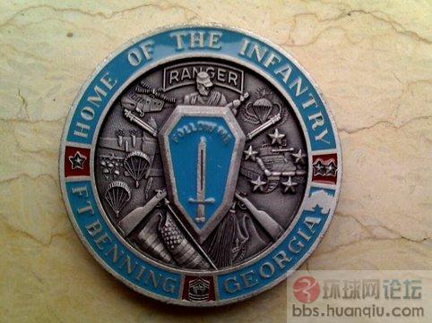 美陆军贝宁堡步兵中心小徽章。上面写有“步兵之家”.jpg
