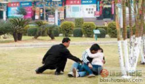 男子公园内偷情<em>裤子</em>被偷 无奈<em>穿着内裤</em>报警 - 
