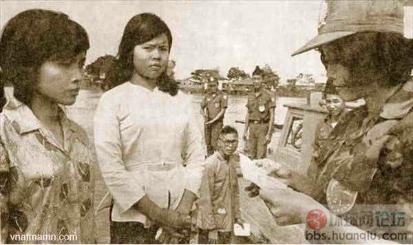 看美军怎样虐待越军<em>战俘</em>和越战标致的南越<em>女兵</em>