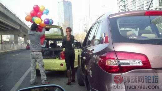 最多是个情杀
2009-11-27 13:50
哥们拉着女孩,到后备箱,一打开