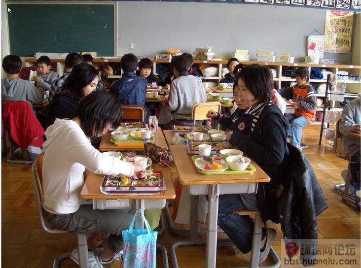 实拍:看日本学生在学校吃什么饭?(转载)