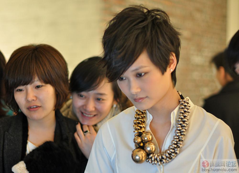  李宇春 赤脚穿透视裙装,Why me 演唱会 海报曝