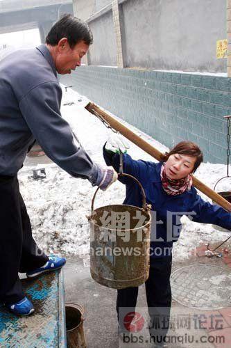 女大学生张婷一丝不苟地做着掏粪工作.