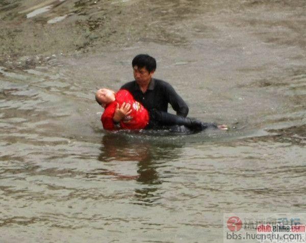 越战老兵跳河勇救落水小女孩