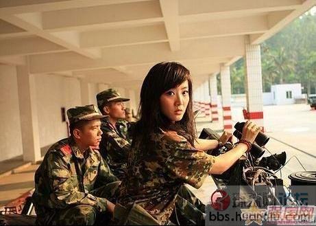 <em>迷彩女兵</em>大秀性感_军事新闻眼_西陆网