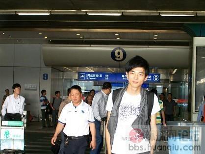 机场偶遇范爷追求者鸡汤哥!很羞射很花美男有