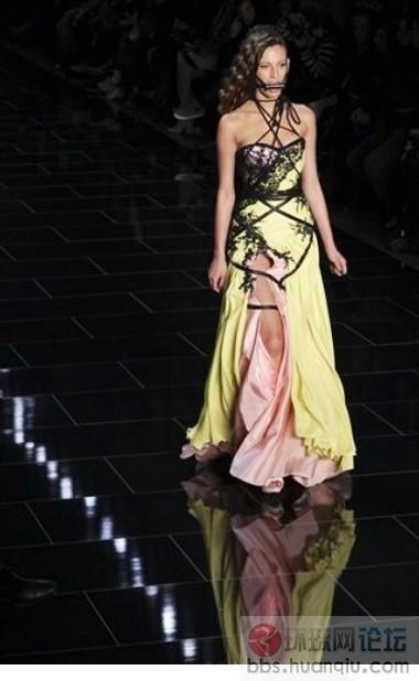 时尚:模特<em>五花大绑</em>走秀T台(组图) - 天下<em>美女</em> - 