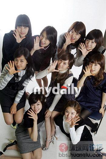 韩国<em>少女时代</em>成员传<em>不和</em> 舞台上扯衣露肩_b