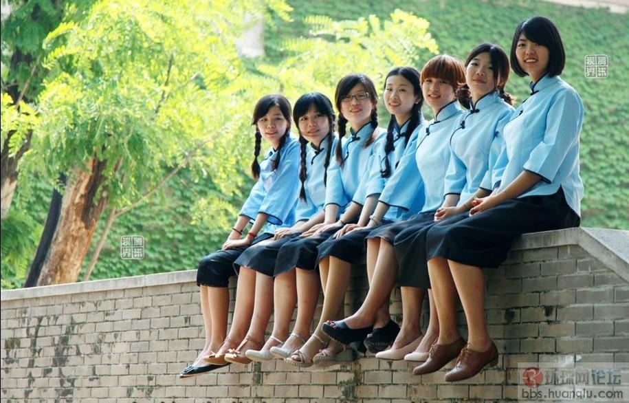 2012年5月29日,南京大学校园,礼堂西侧,7位即将毕业的女大学生拍摄"