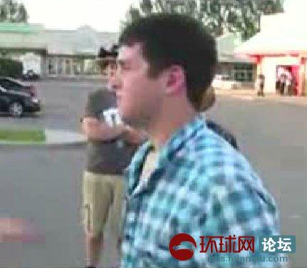 脑残玩游戏互扇嘴巴 打得鼻子直流血