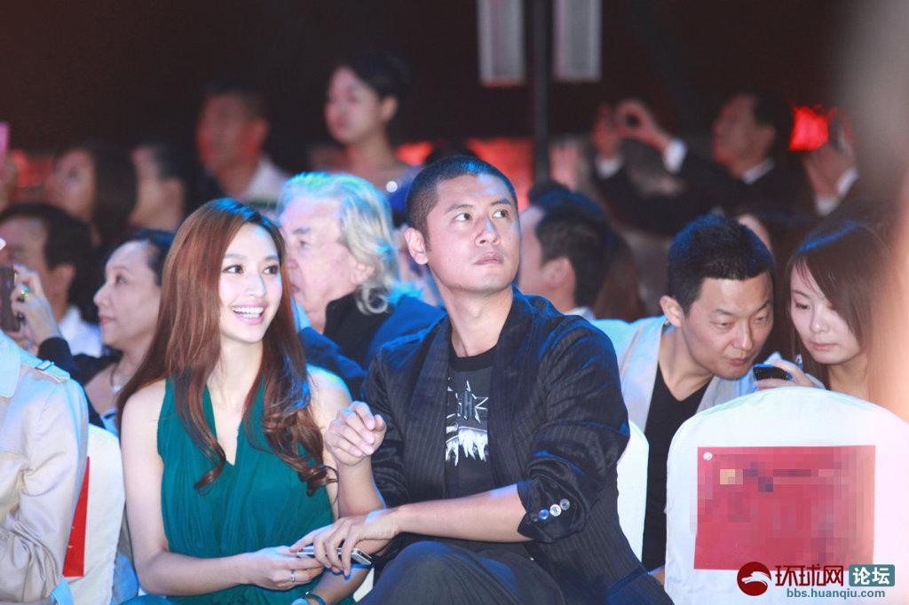  张俪任重 不顾旁边人出席活动全程亲密 - 环球娱