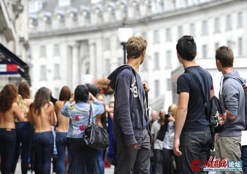 伦敦街头:性感美女<em>穿着</em>隐形<em>胸罩</em>街上走台步,赚