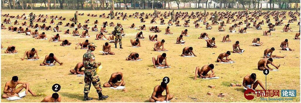 印度监考开挂:千名考生只穿内裤席地考试 - 图