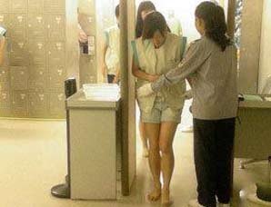 实拍无锡某外企对下班中国女工搜身!