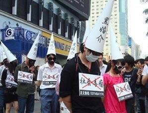 街头惊现另类打假 婚托婚骗游街示众