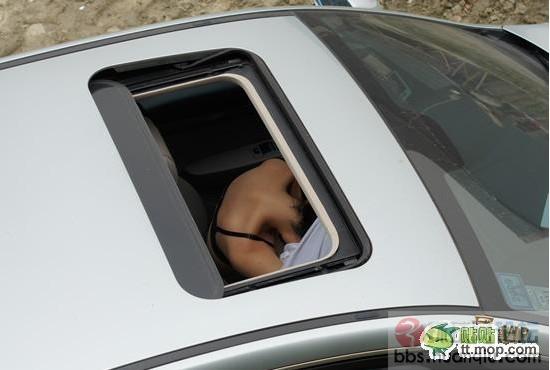 艳车内美女换衣--哥居然拍到豪乳模特在车里换