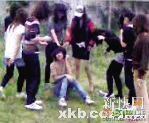 广东<em>初中女生</em>遭脱衣群殴跪地求饶反遭暴打(图