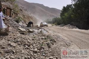 这是喀布尔通往巴米扬的重要民生公路，美国人不愿意修