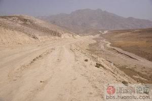 公路上的灰尘有50公分厚