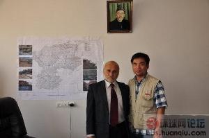 副省长的身后是正在抢修的高等级公路图