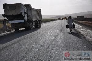 如此宽阔的公路是用来运兵的，对阿富汗改善民生影响不大