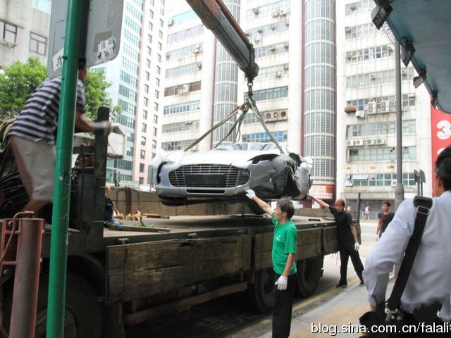 4500万 香港阿斯顿路马丁one 77车祸撞毁高清图片