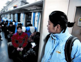 反扒队员化装成旅客执行任务