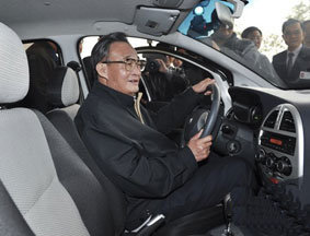 吴邦国考察时体验新款电动车