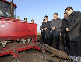 李克强在长春九台市东湖镇放牛沟村调研