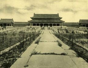 八 国 联军 坐 上 中国 皇帝 龙 椅 英军 在 紫禁城 ...