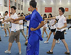 韩方团员亲上阵接受教练指导