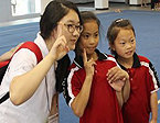 韩方团员与学生亲切合影