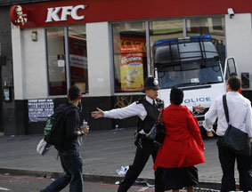 警察阻拦行人进入骚乱现场
