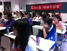 程刚在清华大学讲述战地记者生涯