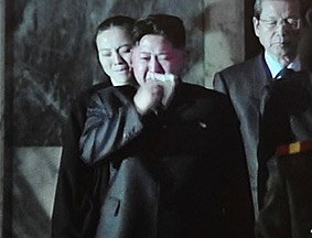 金正恩吊唁泪流满面