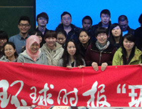 林美莲与中央民族大学同学合影