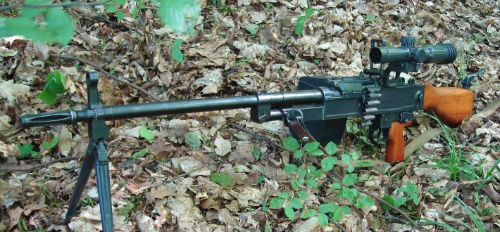 4片三角弹翼位于弹体中部、矩形进气口之后,厄