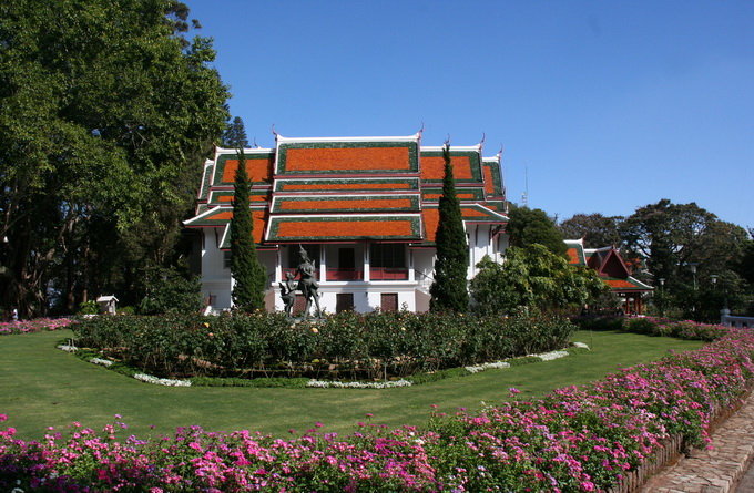 登顶电梯(费用自理)到达寺庙,需沿着陡峻的石阶,俯瞰清迈市美丽的风光