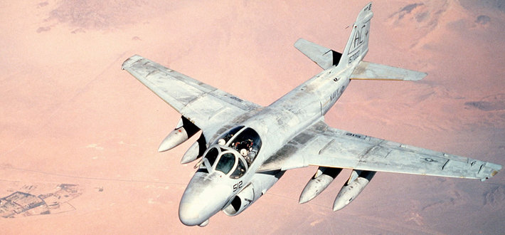 A-6 服役 30 多年来因其良好的夜间攻击性能而受到美海军的青睐。A-6A 在越南战争中大量使用,其中80% 的任务都是在夜间执行的。由于飞机电子设备很复杂,每飞行小时的维护工时高达 90 多小时,因此出勤率不高。 1986年4月15日美空袭利比亚时,14架A-6以两个编队突击了利比亚班加西的民众国兵营和贝尼纳军用机场,发射了哈姆反、辐射导弹和投掷了激光制导炸弹,取得极大战果,而本身无一损失,使用鱼叉导弹和石眼集束炸弹击沉和重创利比亚4艘导弹艇。 50年老兵A-6入侵者式舰载攻击机:1991 年海湾