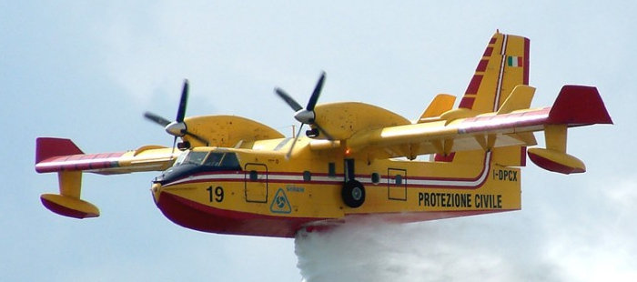 庞巴迪 canadair 415 双发涡桨水陆两用飞机